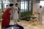 Его Святейшество Далай-лама любуется собаками в доме Аналджита Сингха, где состоялось совещание рабочего комитета по созданию учебной программы преподавания общечеловеческих ценностей. Нью-Дели, Индия. 28 апреля 2017 г. Фото: Лобсанг Церинг (офис ЕСДЛ)