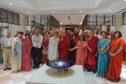 Его Святейшество Далай-лама и члены комитета по созданию учебной программы преподавания общечеловеческих ценностей по завершении совещания в Нью-Дели. 28 апреля 2017 г. Фото: Джереми Рассел (офис ЕСДЛ)
