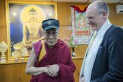 Его Святейшество Далай-лама примеряет бейсболку, преподнесенную ему Стивом Уильямсоном, супругом члена двухпартийной делегации конгресса США Прамилы Джаяпал. Дхарамсала, Индия. 9 мая 2017 г. Фото: Тензин Чойджор (офис ЕСДЛ)