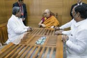 Его Святейшество Далай-лама беседует с главным министром штата Карнатака Сиддарамаяхом в конференц-центре им. Б. Р. Амбедкара. Бангалор, штат Карнатака, Индия. 23 мая 2017 г. Фото: Тензин Чойджор (офис ЕСДЛ)
