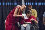 Его Святейшество Далай-лама держит новую книгу Аруна Шоури «Два святых», преподнесенную ему Адитьей Шоури в знак открытия презентации книги. Нью-Дели, Индия. 25 мая 2017 г. Фото: Тензин Чойджор (офис ЕСДЛ)