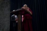 Его Святейшество Далай-лама выступает с обращением в ходе презентации книги Аруна Шоури «Два святых», организованной в Индийском международном центре Дели. Нью-Дели, Индия. 25 мая 2017 г. Фото: Тензин Чойджор