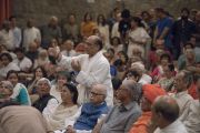 Один из слушателей задает вопрос Его Святейшеству Далай-ламе во время презентации книги Аруна Шоури «Два святых», организованной в Индийском международном центре Дели. Нью-Дели, Индия. 25 мая 2017 г. Фото: Тензин Чойджор