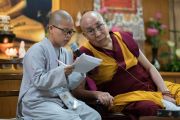Монах переводит вопрос одного из слушателей в ходе первого дня двухдневной интерактивной встречи Его Святейшества Далай-ламы с буддистами из Вьетнама. Дхарамсала, Индия. 30 мая 2017 г. Фото: Тензин Чойджор (офис ЕСДЛ)