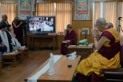 Верующая из Ханоя задает вопрос Его Святейшеству Далай-ламе по видеосвязи в ходе первого дня двухдневной интерактивной встречи с буддистами из Вьетнама. Дхарамсала, Индия. 30 мая 2017 г. Фото: Тензин Чойджор (офис ЕСДЛ)