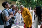 Перед началом встречи в своей резиденции Его Святейшество Далай-лама шутливо приветствует фотографа, сопровождающего группу буддистов из Вьетнама. Дхарамсала, Индия. 30 мая 2017 г. Фото: Тензин Чойджор (офис ЕСДЛ)