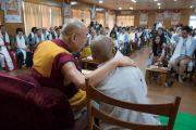 Его Святейшество Далай-лама и монах, выполняющий перевод на вьетнамский язык во время первого дня двухдневной интерактивной встречи с буддистами из Вьетнама. Дхарамсала, Индия. 30 мая 2017 г. Фото: Тензин Чойджор (офис ЕСДЛ)