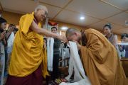 Монах почтительно приветствует Его Святейшество Далай-ламу в зале собраний его резиденции перед началом интерактивной встречи с буддистами из Вьетнама. Дхарамсала, Индия. 30 мая 2017 г. Фото: Тензин Чойджор (офис ЕСДЛ)
