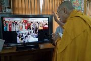 Его Святейшество Далай-лама приветствует по видеосвязи буддистов из Ханоя, Хошимина и Хайфона. Дхарамсала, Индия. 30 мая 2017 г. Фото: Тензин Чойджор (офис ЕСДЛ)