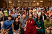 Его Святейшество Далай-лама фотографируется с представителями местного индийского сообщества. Сан-Диего, штат Калифорния, США. 18 июня 2017 г. Фото: Эрик Джепсен (Калифорнийский университет Сан-Диего)