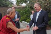 Мэр Сан-Диего Кевин Фолконер приветствует Его Святейшество Далай-ламу, прибывшего в городской зоопарк. Сан-Диего, штат Калифорния, США. 18 июня 2017 г. Фото: Джереми Рассел (офис ЕСДЛ)
