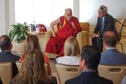 Его Святейшество Далай-лама во время встречи с членами местного отделения Организации молодых президентов. Ньюпорт-Бич, штат Калифорния, США. 19 июня 2017 г. Фото: Джереми Рассел (офис ЕСДЛ)
