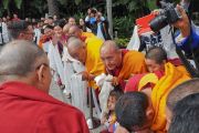 Тибетцы из местного тибетского сообщества почтительно приветствуют Его Святейшество Далай-ламу. Ньюпорт-Бич, штат Калифорния, США. 19 июня 2017 г. Фото: Джереми Рассел (офис ЕСДЛ)