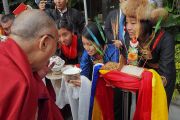Тибетцы из местного тибетского сообщества подносят традиционное приветствие Его Святейшеству Далай-ламе. Ньюпорт-Бич, штат Калифорния, США. 19 июня 2017 г. Фото: Джереми Рассел (офис ЕСДЛ)
