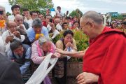 Его Святейшество Далай-лама приветствует некоторых из более чем 400 тибетцев из местного тибетского сообщества, собравшихся, чтобы встретить его по прибытии в отель. Миннеаполис, штат Миннесота, США. 21 июня 2017 г. Фото: Джереми Рассел (офис ЕСДЛ)