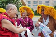Его Святейшество Далай-лама приветствует тибетских артистов. Миннеаполис, штат Миннесота, США. 21 июня 2017 г. Фото: Джереми Рассел (офис ЕСДЛ)