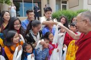 Юные тибетцы подносят традиционные шарфы-хадаки в знак почтения Его Святейшеству Далай-ламе. Миннеаполис, штат Миннесота, США. 21 июня 2017 г. Фото: Джереми Рассел (офис ЕСДЛ)