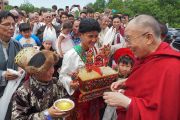 Юные тибетцы подносят Его Святейшеству Далай-ламе традиционное приветствие «чема чангпу». Миннеаполис, штат Миннесота, США. 21 июня 2017 г. Фото: Джереми Рассел (офис ЕСДЛ)