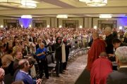 Более 2000 сотрудников компании «Слуховые технологии Старки» приветствуют Его Святейшество Далай-ламу. Миннеаполис, штат Миннесота, США. 22 июня 2017 г. Фото: «Слуховые технологии Старки»