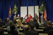 Его Святейшество Далай-лама выступает во время экспертного обсуждения вопросов сострадания. Миннеаполис, штат Миннесота, США. 23 июня 2017 г. Фото: Джереми Рассел (офис ЕСДЛ)