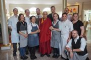 Его Святейшество Далай-лама фотографируется на память с работниками кухни после обеда в компании «Слуховые технологии Старки». Миннеаполис, штат Миннесота, США. 23 июня 2017 г. Фото: Джереми Рассел (офис ЕСДЛ)