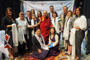 Его Святейшество Далай-лама с представителями местного правительства, включая сенатора штата Кэролин Лэйн, мэра Миннеаполиса Бетси Ходжес и члена конгресса Бетти Макколлум, перед началом встречи с тибетцами. Миннеаполис, штат Миннесота, США. 24 июня 2017 г. Фото: Джереми Рассел (офис ЕСДЛ)