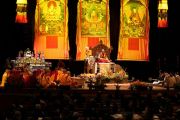 Вид на сцену конференц-центра Миннеаполиса во время встречи Его Святейшества Далай-ламы с тибетцами из местного тибетского сообщества. Миннеаполис, штат Миннесота, США. 24 июня 2017 г. Фото: Тензин Пунцок Вальяг