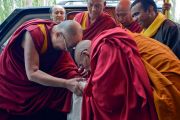 Старшие монахи приветствуют Его Святейшество Далай-ламу по прибытии в Шивацель. Ле, Ладак, штат Джамму и Кашмир, Индия. 28 июня 2017 г. Фото: Лобсанг Церинг (офис ЕСДЛ)