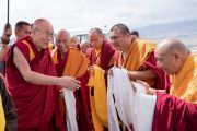 Старшие монахи встречают Его Святейшество Далай-ламу в аэропорту. Ле, Ладак, штат Джамму и Кашмир, Индия. 28 июня 2017 г. Фото: Тензин Пунцок (офис ЕСДЛ)