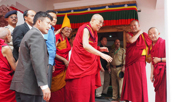 Далай-лама завершил учения по сочинениям «37 практик бодхисаттвы» и «Три основополагающих пункта» и даровал посвящение долгой жизни Белой Тары
