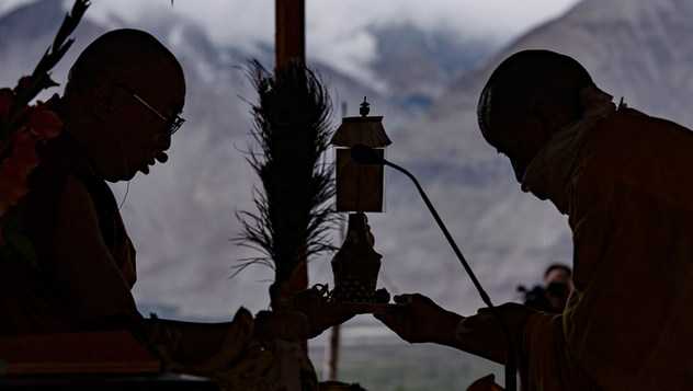Далай-лама завершил учения по сочинениям «37 практик бодхисаттвы» и «Три основополагающих пункта» и даровал посвящение долгой жизни Белой Тары