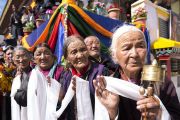 Верующие выстроились вдоль дороги в надежде увидеть Его Святейшество Далай-ламу, направляющегося в храм Джокханг. Ле, Ладак, штат Джамму и Кашмир, Индия. 5 июля 2017 г. Фото: Тензин Чойджор (офис ЕСДЛ)