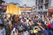 Его Святейшество Далай-лама приветствует своих почитателей по прибытии в храм Джокханг. Ле, Ладак, штат Джамму и Кашмир, Индия. 5 июля 2017 г. Фото: Тензин Чойджор (офис ЕСДЛ)