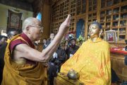 Его Святейшество Далай-лама проводит церемонию освящения новой статуи Будды в храме Джокханг. Ле, Ладак, штат Джамму и Кашмир, Индия. 5 июля 2017 г. Фото: Тензин Чойджор (офис ЕСДЛ)