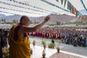 Поднявшись на сцену павильона в Шивацель Его Святейшество Далай-лама машет рукой своим почитателям, собравшимся на торжества по случаю его 82-летия. Ле, Ладак, штат Джамму и Кашмир, Индия. 6 июля 2017 г. Фото: Тензин Чойджор (офис ЕСДЛ)