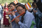 Девушки исполняют на флейтах мелодию в знак приветствия Его Святейшеству Далай-ламе, прибывшему на площадку учений в Шивацель. Ле, Ладак, штат Джамму и Кашмир, Индия. 6 июля 2017 г. Фото: Тензин Чойджор (офис ЕСДЛ)