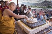 Его Святейшество Далай-лама разрезает праздничный торт, преподнесенный ему в честь 82-летия. Ле, Ладак, штат Джамму и Кашмир, Индия. 6 июля 2017 г. Фото: Тензин Чойджор (офис ЕСДЛ)