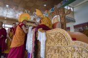 Тикси Ринпоче совершает традиционные подношения во время молебна о долгой жизни Его Святейшества Далай-ламы. Ле, Ладак, штат Джамму и Кашмир, Индия. 6 июля 2017 г. Фото: Тензин Чойджор (офис ЕСДЛ)