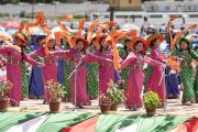 Ладакские девушки в традиционных одеяниях исполняют танец во время торжеств, организованных в Шивацель по случаю 82-летия Его Святейшества Далай-ламы. Ле, Ладак, штат Джамму и Кашмир, Индия. 6 июля 2017 г. Фото: Тензин Чойджор (офис ЕСДЛ)