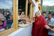 Ученики выглядывают из окна, чтобы пожать руку Его Святейшеству Далай-ламе по завершении его визита в Ладакскую публичную школу. Ле, Ладак, штат Джамму и Кашмир, Индия. 8 июля 2017 г. Фото: Лобсанг Церинг (офис ЕСДЛ)