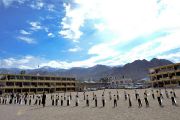 Ученики Ладакской публичной школы ожидают прибытия Его Святейшества Далай-ламы. Ле, Ладак, штат Джамму и Кашмир, Индия. 8 июля 2017 г. Фото: Лобсанг Церинг (офис ЕСДЛ)