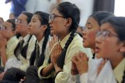 Ученики Ладакской публичной школы повторяют за Его Святейшеством Далай-ламой мантру Манджушри. Ле, Ладак, штат Джамму и Кашмир, Индия. 8 июля 2017 г. Фото: Лобсанг Церинг (офис ЕСДЛ)