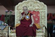 Заняв свое место на троне, Его Святейшество Далай-лама приветствует более 7000 верующих, собравшихся на церемонии закрытия Великих летних диспутов, организованной в монастыре Дискет. Дискет, долина Нубра, штат Джамму и Кашмир, Индия. 10 июля 2017 г. Фото: Тензин Чойджор (офис ЕСДЛ)