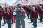 В начале церемонии закрытия Великих летних диспутов школьники исполняют государственные гимны Индии и Тибета. Дискет, долина Нубра, штат Джамму и Кашмир, Индия. 10 июля 2017 г. Фото: Тензин Чойджор (офис ЕСДЛ)