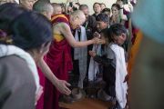 Его Святейшество Далай-лама приветствует маленького мальчика по завершении церемонии закрытия Великих летних диспутов в монастыре Дискет. Дискет, долина Нубра, штат Джамму и Кашмир, Индия. 10 июля 2017 г. Фото: Тензин Чойджор (офис ЕСДЛ)