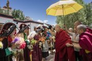 Его Святейшество Далай-лама шутливо приветствует местных ладакских женщин в традиционных одеяниях, встречающих его по прибытии в монастырь Дискет. Дискет, долина Нубра, штат Джамму и Кашмир, Индия. 10 июля 2017 г. Фото: Тензин Чойджор (офис ЕСДЛ)