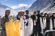 Члены местного мусульманского сообщества выстроились вдоль дороги с традиционными буддийскими шарфами-хадаками, чтобы встретить Его Святейшество Далай-ламу по прибытии в Дискет. Дискет, долина Нубра, штат Джамму и Кашмир, Индия. 10 июля 2017 г. Фото: Тензин Чойджор (офис ЕСДЛ)