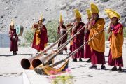 Громогласными звуками исполинских труб-дунченов монахи возвещают о прибытии Его Святейшества Далай-ламы в монастырь Дискет. Дискет, долина Нубра, штат Джамму и Кашмир, Индия. 10 июля 2017 г. Фото: Тензин Чойджор (офис ЕСДЛ)