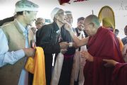По прибытии в монастырь Дискет Его Святейшество Далай-лама шутливо приветствует одного из членов местного мусульманского сообщества. Дискет, долина Нубра, штат Джамму и Кашмир, Индия. 10 июля 2017 г. Фото: Тензин Чойджор (офис ЕСДЛ)