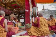 Монахи играют на ритуальных инструментах во время подношения молебна о долгой жизни Его Святейшества Далай-ламы в монастыре Дискет. Дискет, долина Нубра, штат Джамму и Кашмир, Индия. 12 июля 2017 г. Фото: Тензин Чойджор (офис ЕСДЛ)